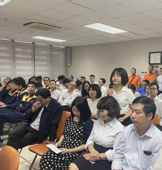 Các đại biểu đặt câu hỏi cho các chuyên gia giải đáp