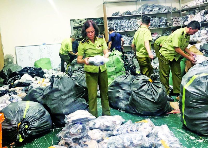 Lực lượng QLTT triệt phá kho hàng giả, hàng nhái chuyên bán hàng qua mạng xã hội Facebook tại Long Biên, Hà Nội.