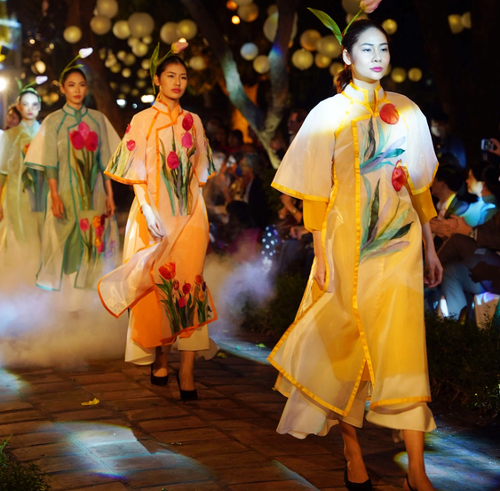 Trình diễn áo dài trong