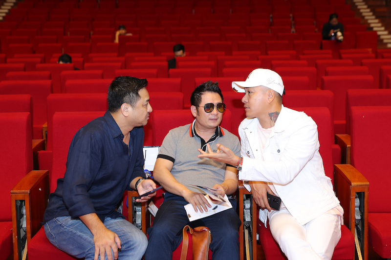 Các nghệ sĩ có những bàn bạc kỹ lưỡng trong buổi tập luyện để đêm nhạc được thăng hoa nhất