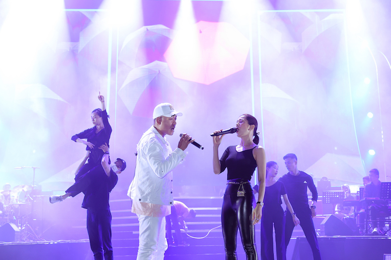 Lệ Quyên kết hợp với những nam nghệ sĩ ăn ý với cô trên sân khấu