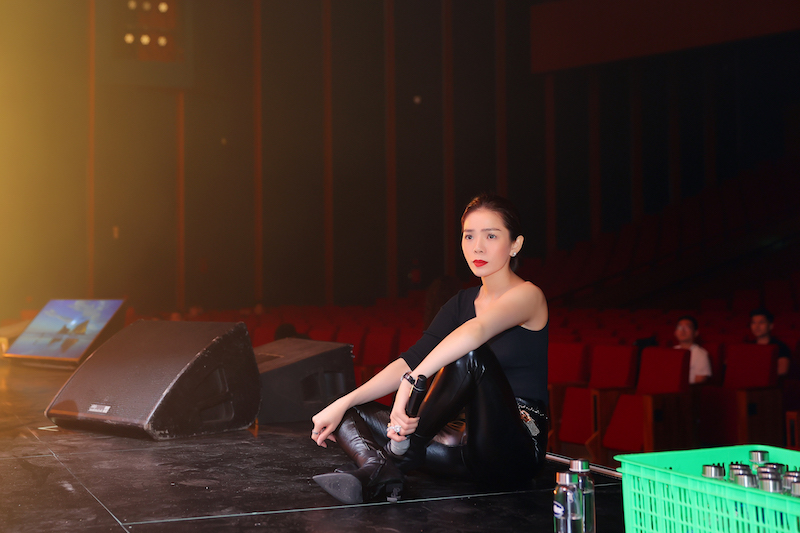 Lệ Quyên ngồi bệt trên sân khấu tập nhạc