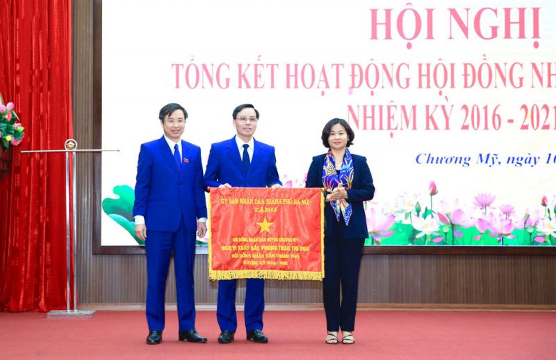 Ph&oacute; B&iacute; thư Thường trực Th&agrave;nh ủy H&agrave; Nội Nguyễn Thị Tuyến trao Cờ đơn vị xuất sắc phong tr&agrave;o thi đua tặng HĐND huyện Chương Mỹ.