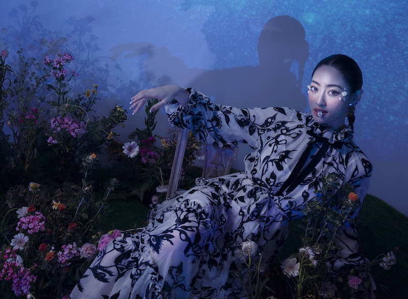 Lương Thuỳ Linh ấn tượng với vẻ đẹp bí ẩn nhưng rất dịu dàng