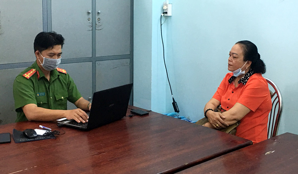 Bà Tuyến tại cơ quan công an. Ảnh: Cơ quan công an cung cấp.