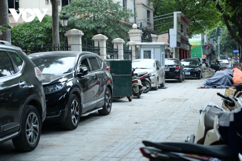 Trước cửa số nhà 52 phố Hai Bà Trưng, có tới hàng chục ô tô cố tình leo lên đậu mặc dù vỉa hè này chưa thi công xong. Trước cửa số nhà 52 phố Hai Bà Trưng, có tới hàng chục ô tô cố tình leo lên đậu mặc dù vỉa hè này chưa thi công xong.