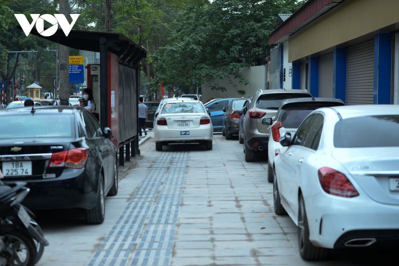 Cũng tại tuyến phố này, vỉa hè bao quanh Bệnh viện Phụ sản Trung ương đã biến thành các bãi trông giữ xe ô tô... Cũng tại tuyến phố này, vỉa hè bao quanh Bệnh viện Phụ sản Trung ương đã biến thành các bãi trông giữ xe ô tô...