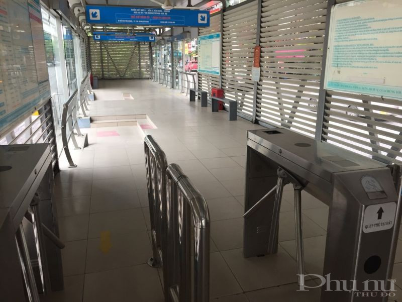 Khu vực nh&agrave; chờ Giảng V&otilde; vắng b&oacute;ng kh&aacute;ch.