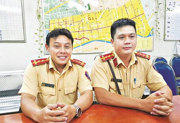 Nghe tài xế trình bày có bà bầu đẻ rớt trên ô tô, Đại úy Nguyễn Trung Hiếu (bên trái) và Đại úy Đỗ Huỳnh Trung Quân - Đội CSGT trật tự Công an quận 5, TP HCM lập tức mở đèn, hú còi mở đường để tài xế đưa sản phụ cùng cháu bé đến bệnh viện kịp thời. Nghĩa cử của các anh vừa được Công an quận 5 trao khen thưởng