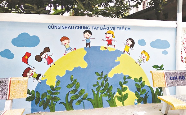 Những bức tranh tường do chị em hội viên phụ nữ phường Định Công trổ tài Những bức tranh tường do chị em hội viên phụ nữ phường Định Công trổ tài