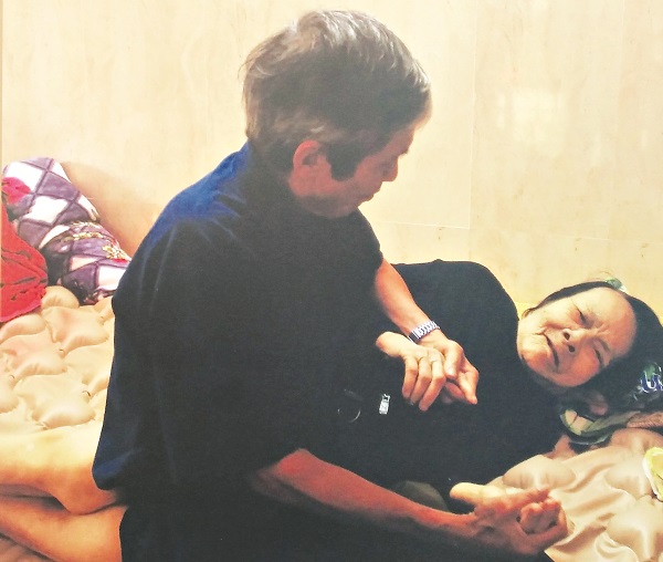 Nh&agrave; b&aacute;o - Đại t&aacute; Trần Hồng v&agrave; mẹ VNAH L&ecirc; Thị Trị ở Điện B&agrave;n - Quảng Nam (mẹ đ&atilde; mất chồng v&agrave; hai con cho cuộc chiến gi&agrave;nh độc lập của d&acirc;n tộc)