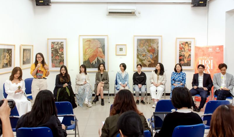 Nhóm tác giả và đại diện Trung tâm GATE chia sẻ với khán giả về quá trình sáng tác tranh trong lễ khai mạc triển lãm