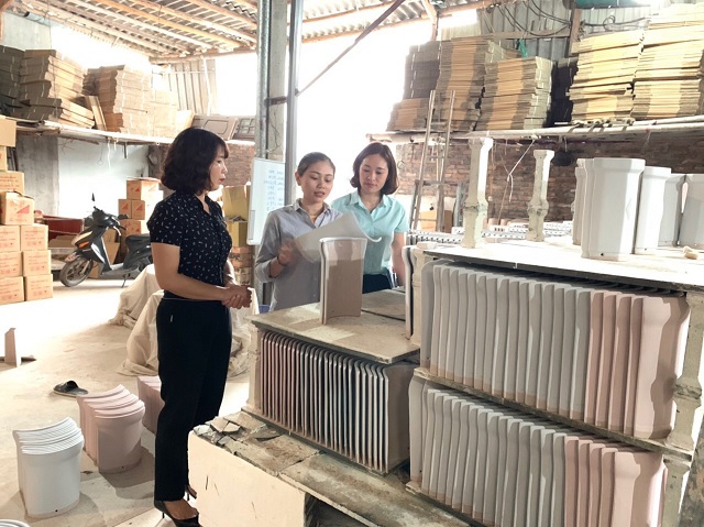 Các đại biểu thăm quan mô hình sản xuất gốm sứ của hội viên phụ nữ trên địa bàn xã