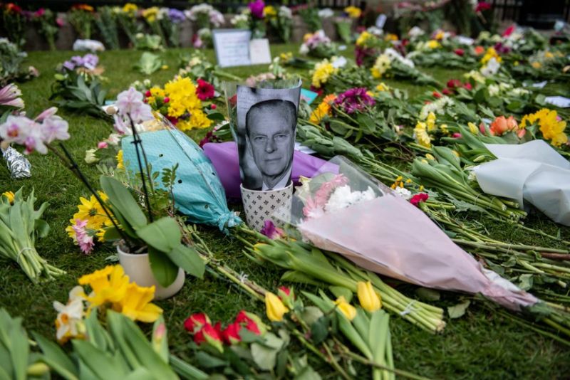 Người dân đặt hoa tưởng nhớ Hoàng thân Philip bên ngoài Lâu đài Windsor kể từ khi tin ông qua đời được công bố vào ngày 9/4.