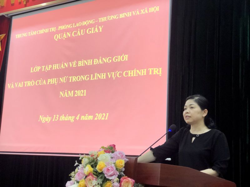 Đ/c Dương Thị Lý Anh làm báo cáo viên buổi tập huấn