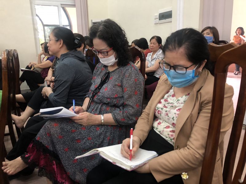 Hội viên các cơ sở Hội LHPN quận Cầu Giấy lắng nghe và ghi chép các nội dung về bình đẳng giới và vai trò tham chính của phụ nữ