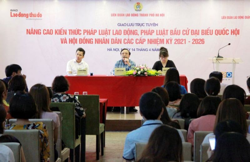 Các chuyên gia giải đáp câu hỏi của người lao động tại buổi giao lưu Các chuyên gia giải đáp câu hỏi của người lao động tại buổi giao lưu