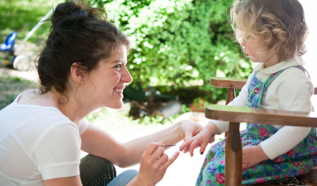 Nguy cơ rối loạn nội tiết, dậy thì sớm khi cho trẻ đánh phấn son, sơn móng tay, uốn nhuộm tóc - ảnh 2