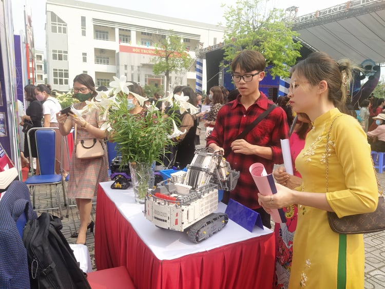 Các gian hàng thu hút sự tham gia đông đảo của khách thăm quan Các gian hàng thu hút sự tham gia đông đảo của khách thăm quan