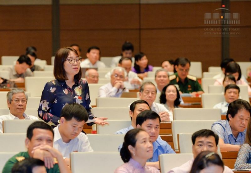 ĐBQH Phạm Thị Minh Hiền - tỉnh Phú Yên chất vấn Bộ trưởng Bộ Văn hóa, Thể thao và Du lịch. Ảnh: Quochoi.vn