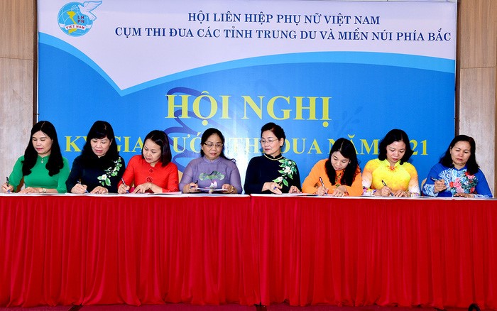 Các đại diện ký kết giao ước thi đua. Ảnh Thành Công Các đại diện ký kết giao ước thi đua. Ảnh Thành Công