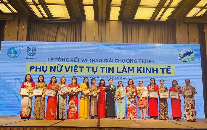 Bà Trần Thị Hương - Phó Chủ tịch Hội LHPN Việt Nam trao giải thưởng cho