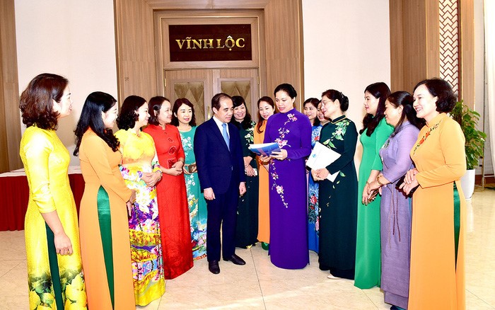 Bí thư Tỉnh ủy Tuyên Quang Chẩu Văn Lâm và Chủ tịch Hội LHPNVN Hà Thị Nga trao đổi cùng các đại biểu bên lề hội nghị. Ảnh Thành Công Bí thư Tỉnh ủy Tuyên Quang Chẩu Văn Lâm và Chủ tịch Hội LHPNVN Hà Thị Nga trao đổi cùng các đại biểu bên lề hội nghị. Ảnh Thành Công
