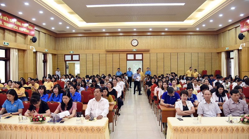 Đông đảo công chức, viên chức, người lao động tham gia buổi giao lưu Đông đảo công chức, viên chức, người lao động tham gia buổi giao lưu