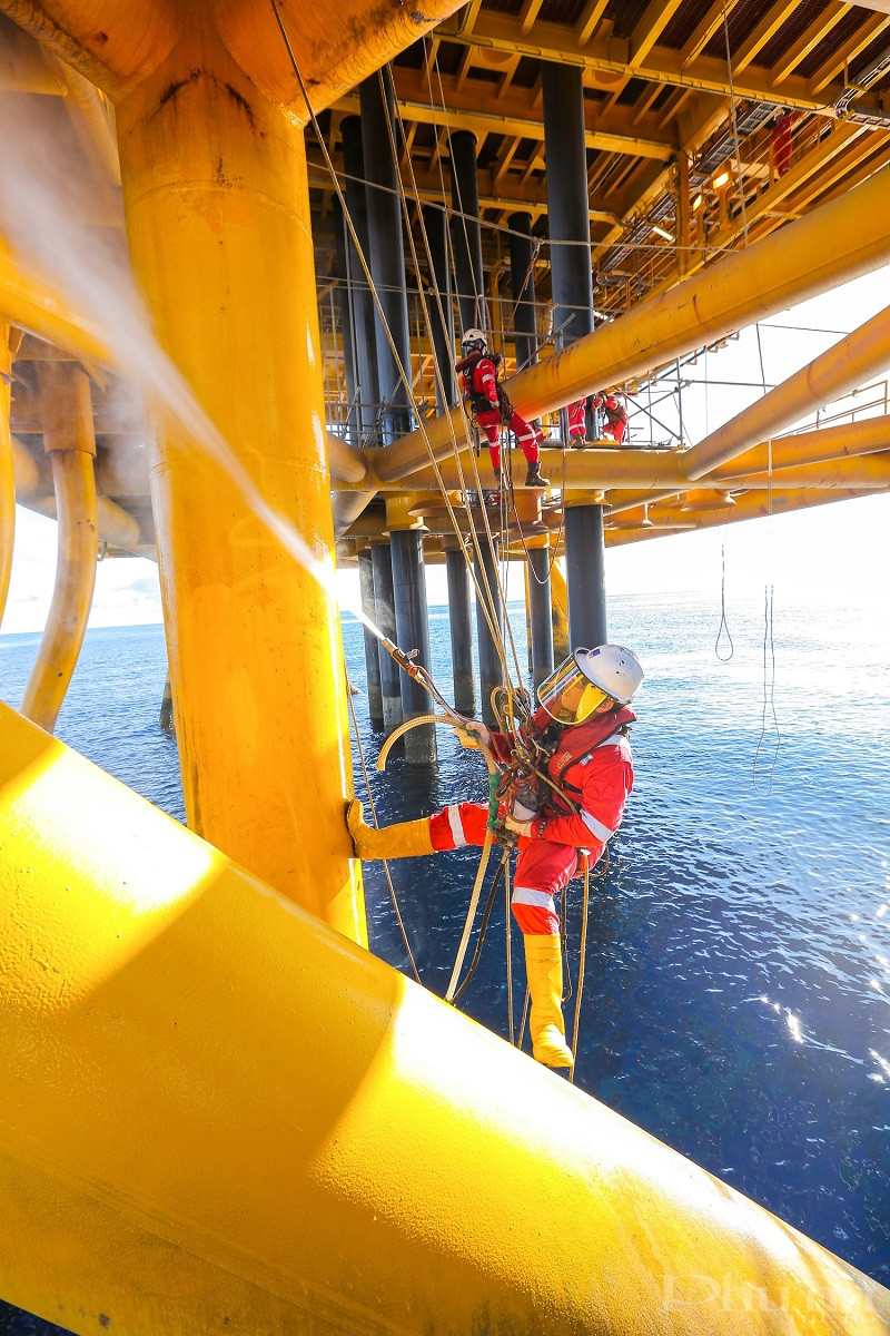 Bảo dưỡng chân đế giàn khoan.