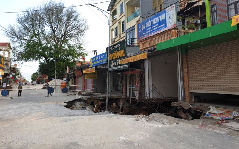 Hố sụt lún đất ở thôn 2, xã Quảng Bị, huyện Chương Mỹ.