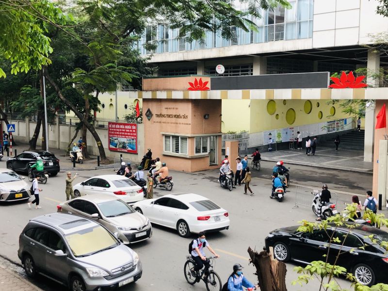 Khu vực cổng trường luôn đông phương tiện giao thông vào giờ đến trường và tan trường của học sinh