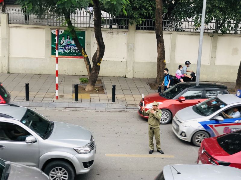 Khu vực cổng trường luôn đông phương tiện giao thông vào giờ đến trường và tan trường của học sinh