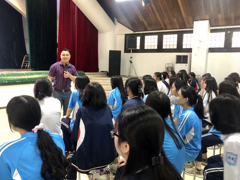 Các em chăm chú lắng nghe...