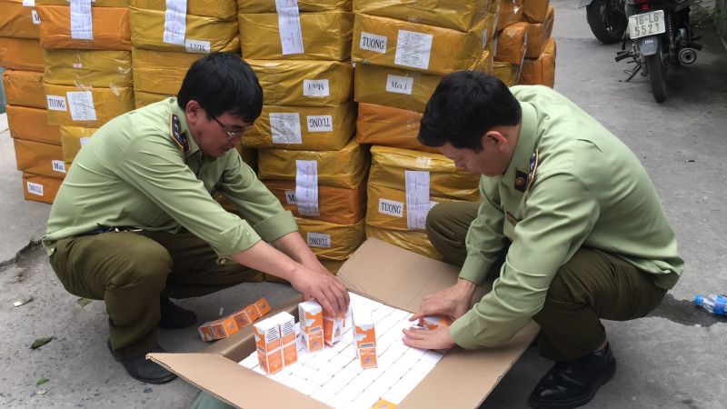 Lực lượng chức chức năng kiểm tra sản phẩm