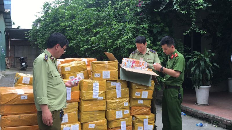 Lực lượng chức năng kiểm tra lô hàng