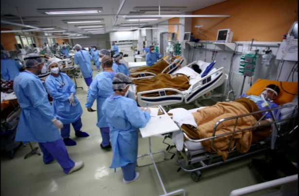Các nhân viên y tế chăm sóc bệnh nhân trong phòng cấp cứu của bệnh viện Nossa Senhora da Conceicao đang quá tải vì đợt bùng phát coronavirus, ở Porto Alegre, Brazil. Các nhân viên y tế chăm sóc bệnh nhân trong phòng cấp cứu của bệnh viện Nossa Senhora da Conceicao đang quá tải vì đợt bùng phát coronavirus, ở Porto Alegre, Brazil.