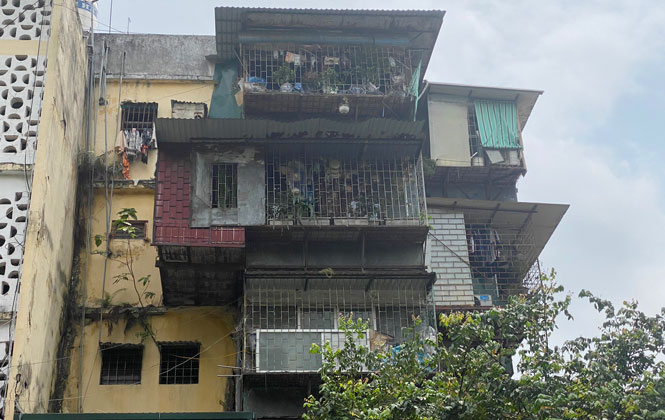 Những &ldquo;chuồng cọp&rdquo; tại nh&agrave; C2 khu tập thể Nghĩa T&acirc;n (quận Cầu Giấy). Ảnh: Kim Vũ