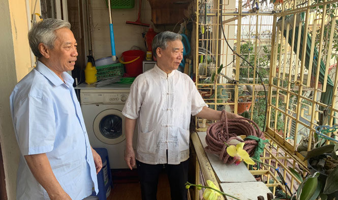 Nhiều hộ gia đ&igrave;nh tại phường Thanh Xu&acirc;n Bắc (quận Thanh Xu&acirc;n) l&agrave;m cửa tho&aacute;t hiểm ở &ldquo;chuồng cọp&rdquo;. Ảnh: Kim Vũ