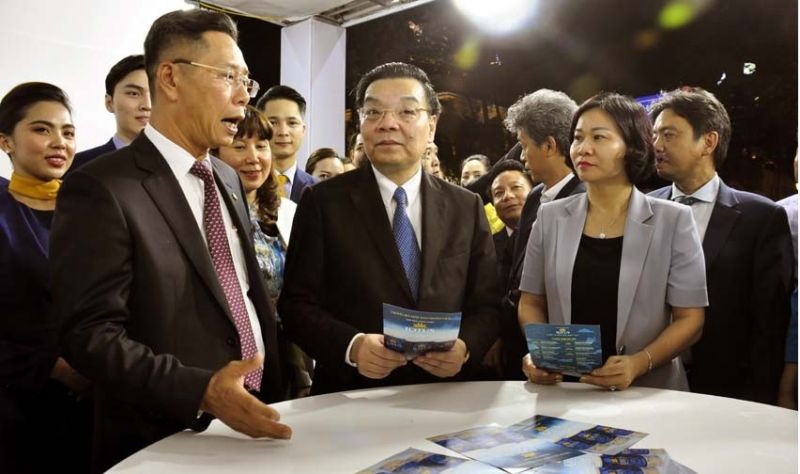 Phó Bí thư Thường trực Thành ủy Hà Nội Nguyễn Thị Tuyến và Chủ tịch UBND TP Hà Nội Chu Ngọc Anh cùng các đại biểu tham quan gian hàng của Vietnam Airlines tại Lễ hội du lịch và văn hóa ẩm thực Hà Nội năm 2021 Phó Bí thư Thường trực Thành ủy Hà Nội Nguyễn Thị Tuyến và Chủ tịch UBND TP Hà Nội Chu Ngọc Anh cùng các đại biểu tham quan gian hàng của Vietnam Airlines tại Lễ hội du lịch và văn hóa ẩm thực Hà Nội năm 2021