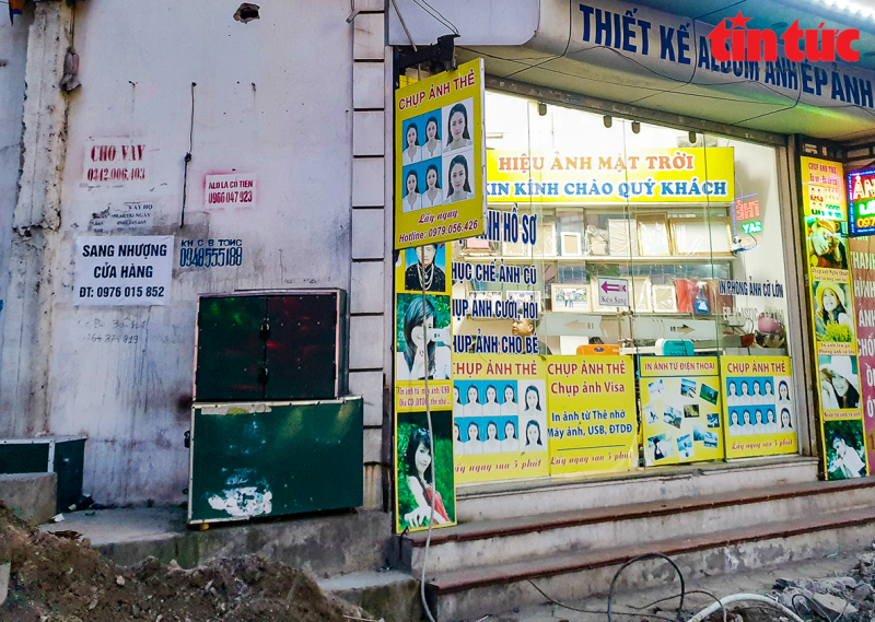 Không ít cửa hàng treo biển  Không ít cửa hàng treo biển
