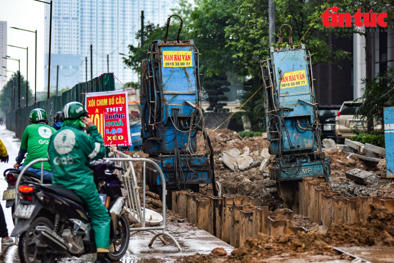 Tại một số điểm thi công, lực lượng chức năng rào chắn tạm bợ, gây nguy hiểm cho người tham gia giao thông trên tuyến đường này. Tại một số điểm thi công, lực lượng chức năng rào chắn tạm bợ, gây nguy hiểm cho người tham gia giao thông trên tuyến đường này.