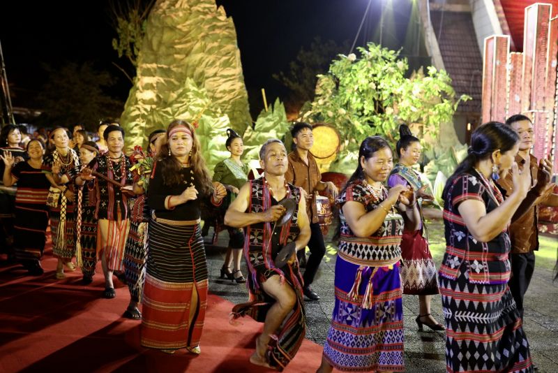 Màn trình diễn nghệ thuật của những người con vùng đất Tây Nguyên.
