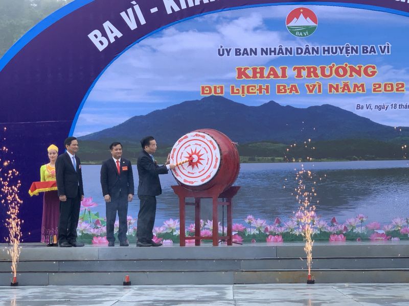 Chủ tịch UBND TP Hà Nội Chu Ngọc Anh đánh trống khai mạc Năm du lịch huyện Ba Vì 2021