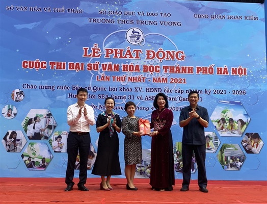Ban tổ chức Cuộc thi tặng s&aacute;ch cho thầy v&agrave; tr&ograve; Trường Trung học cơ sở Trưng Vương