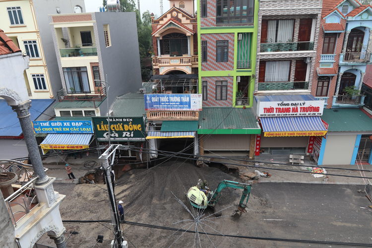 Lực lượng chức năng đang thực hiện việc san lấp 