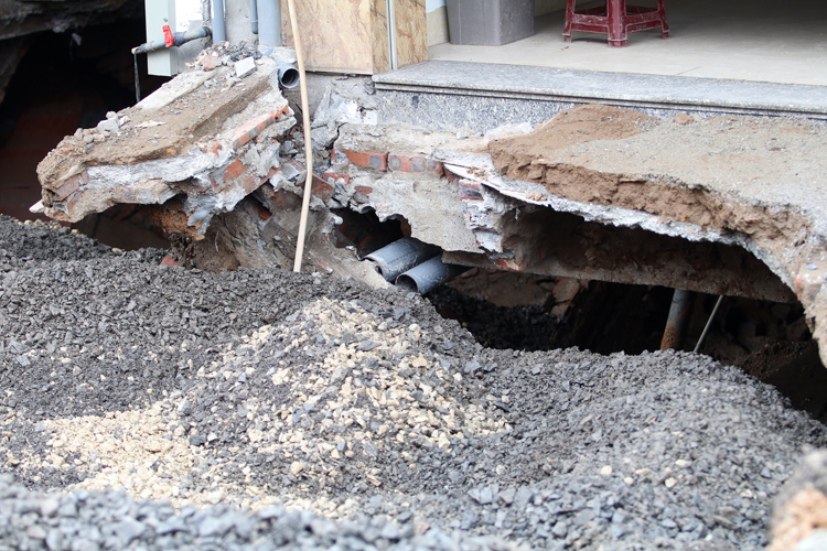 Phần sụt lún đang được lấp đầy bằng đá lớp base dày 1m.