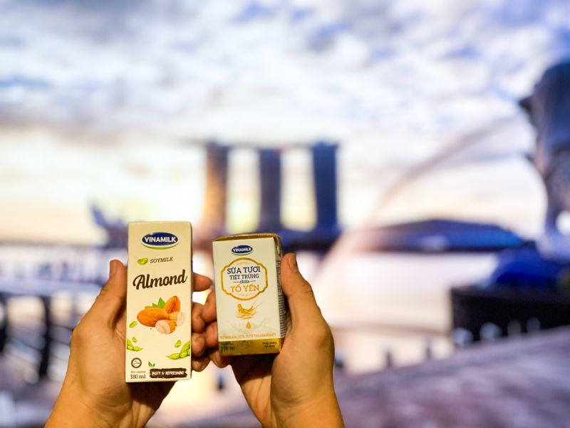 Các dòng sản phẩm mới như sữa tươi, sữa hạt được Vinamilk tích cực đẩy mạnh tại các thị trường mới như Singapore, Hàn Quốc… Các dòng sản phẩm mới như sữa tươi, sữa hạt được Vinamilk tích cực đẩy mạnh tại các thị trường mới như Singapore, Hàn Quốc…