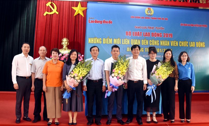 Lãnh đạo Thành phố, báo Lao động Thủ đô và huyện Đan Phượng tặng hoa các chuyên gia.