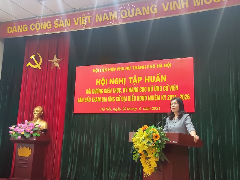 Đồng chí  Trần Thị Phương Hoa - Bí thư quận ủy Cầu Giấy chia sẻ kinh nghiệm thực tiễn