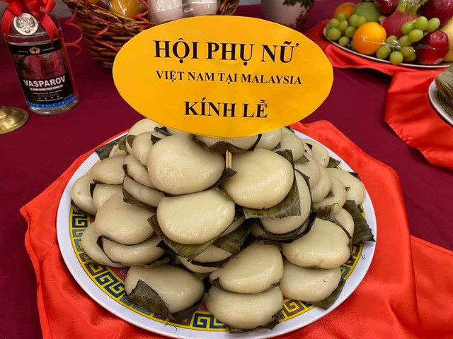 Món bánh giày truyền thống được tự tay hội phụ nữ Việt Nam tại Malaysia làm dâng lên các Vua Hùng trong dịp lễ.